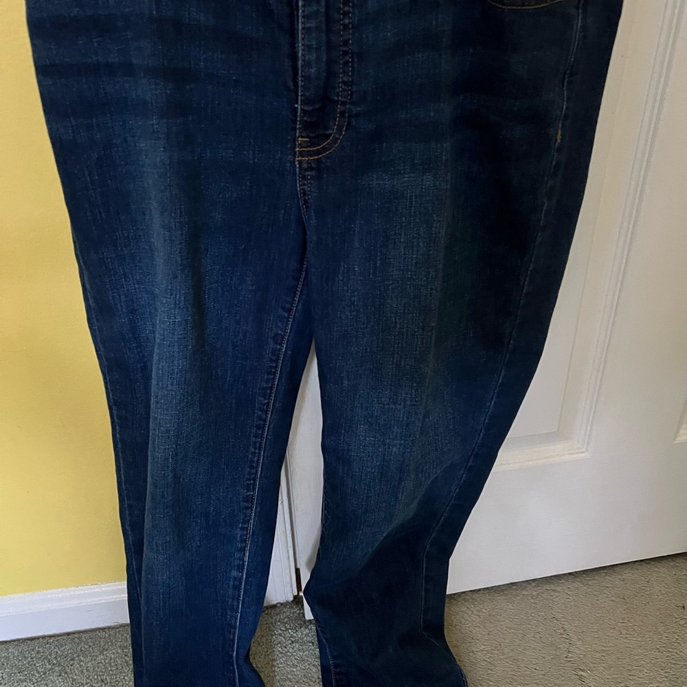 Talbots size 6 straight leg cropped jeans. Excellent condition - Picture 3 of 6